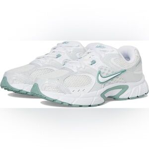 NWT Nike Women's White and Teal V5 RNR Sneakers